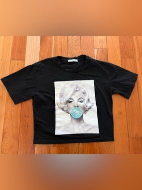 Womens Black Graphic Tee with Marilyn Bubble Gum Print Size Small